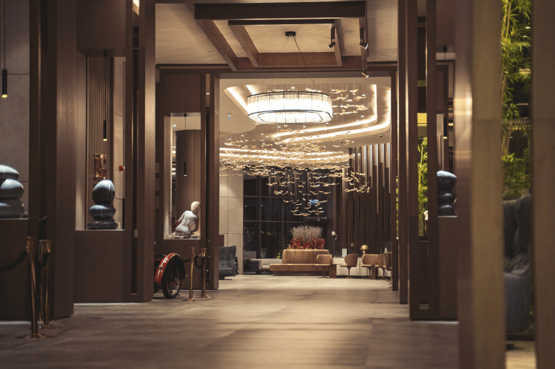 Lobby hotel di lusso con arredi eleganti e design moderno.