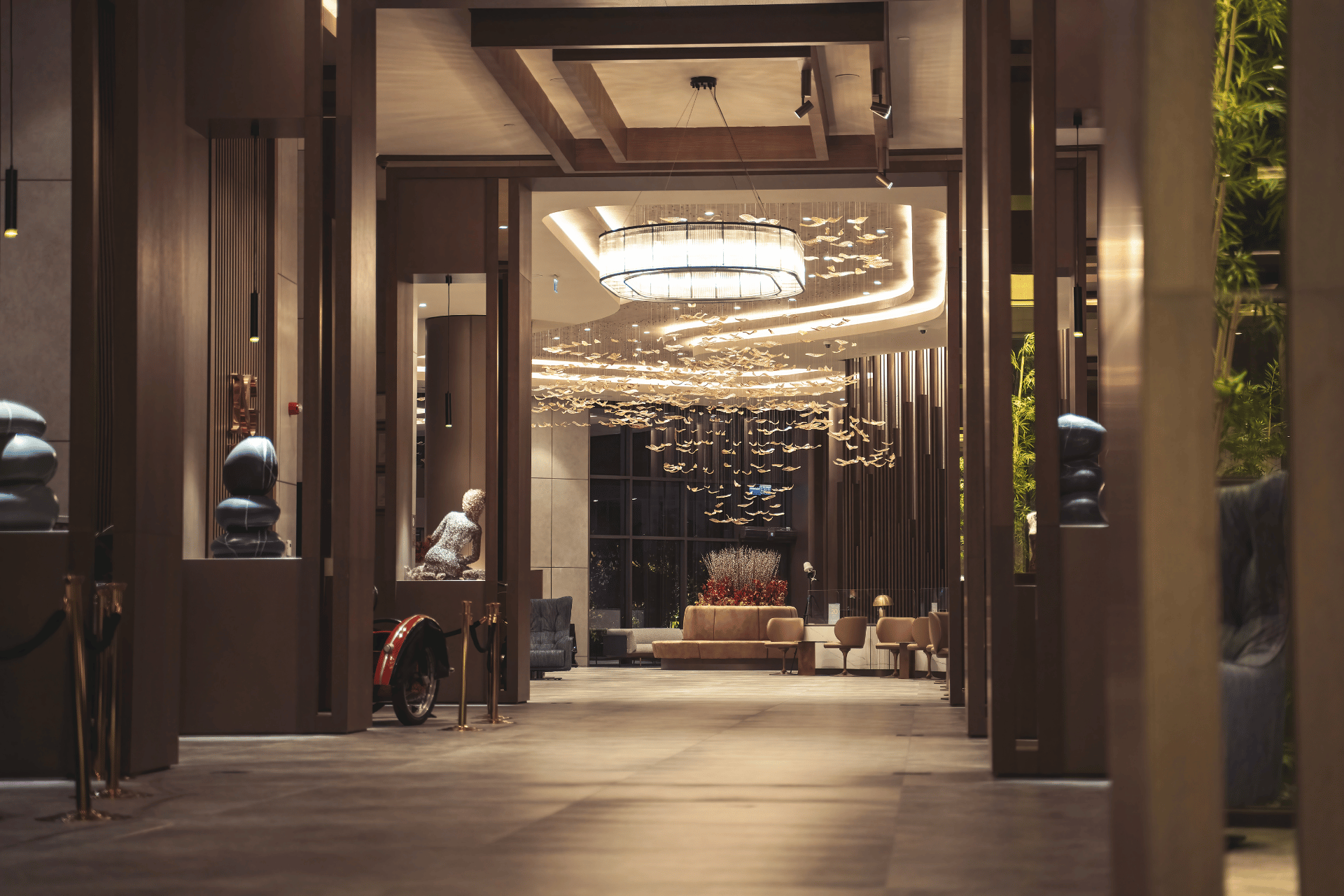 Lobby hotel di lusso con arredi eleganti e design moderno.