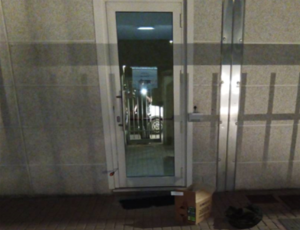 Porta forzata sorvegliata da telecamera