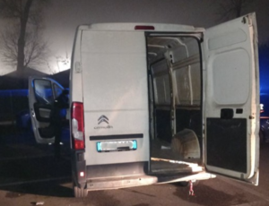 Furgone bianco oggetto di ispezione notturna dopo il tentato furto